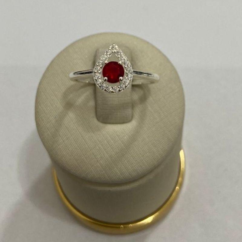 ANEL SOLITÁRIO GOTA 7X9 C/ ZIRC. 4MM RUBI